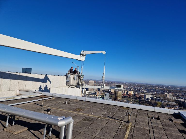 De hoogte in: installatie draaikiepramen op 16de verdieping