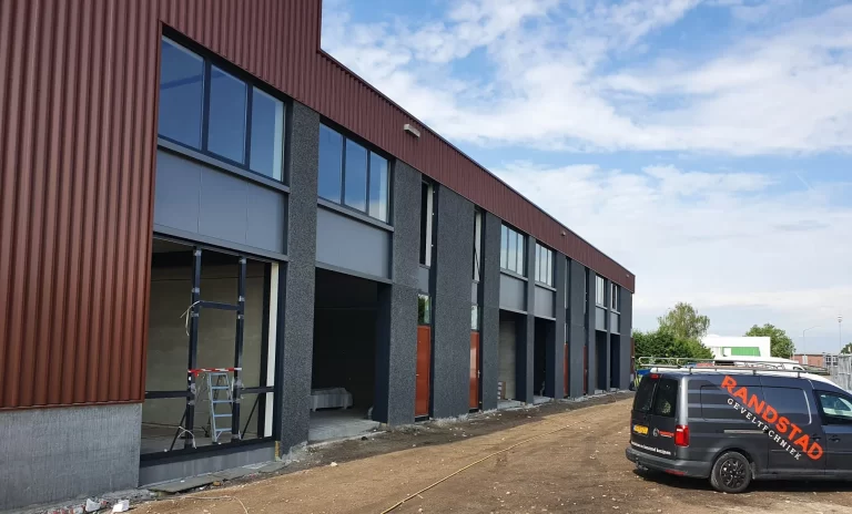 16 bedrijfsruimten ‘Binnenmaas’ voorzien van aluminium kozijnen en automatische schuifdeuren